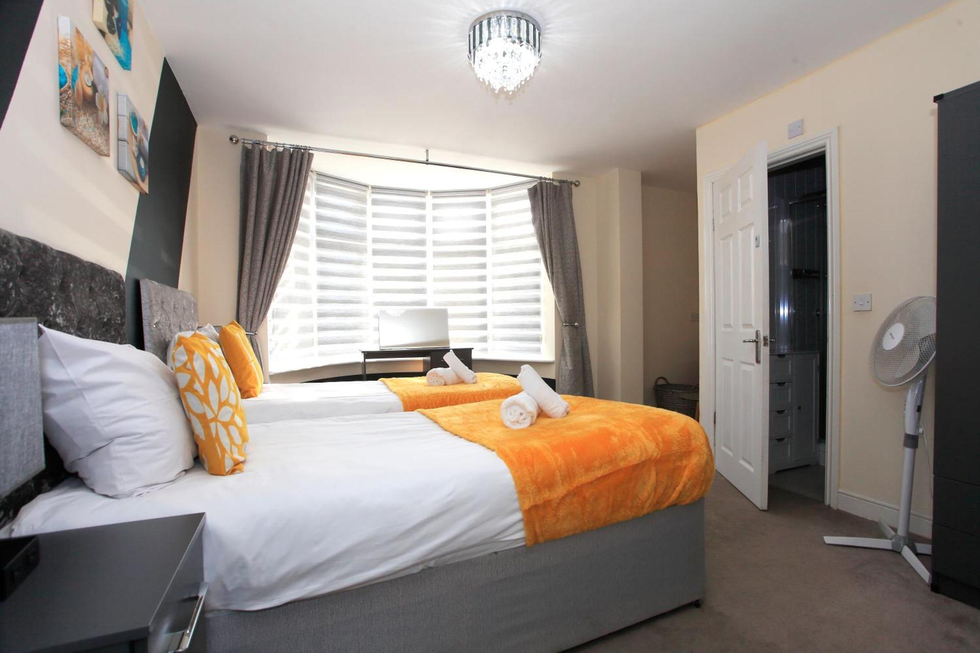 Luxury Hot Tub Entertainment Room Central Park Peterborough Exterior photo
